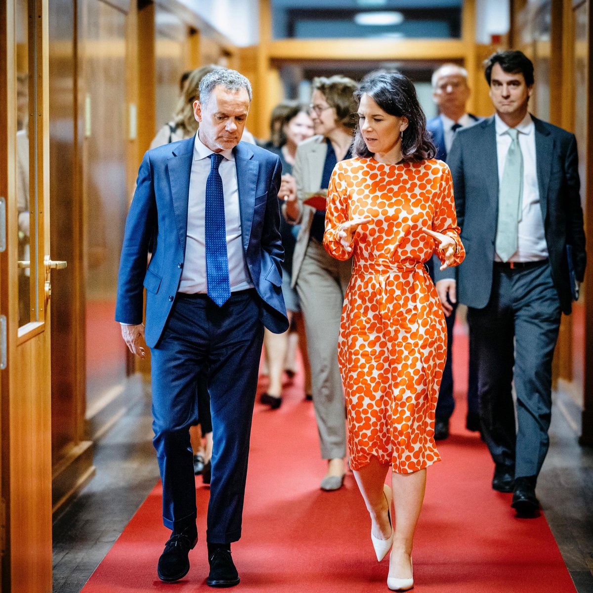 There’s always a direct line connecting Berlin &amp; The Hague. The ties between our people on the Rhine &amp; the Waal are close. As #EU founding members, Germany &amp; the Netherlands bear a special responsibility for Europe’s #values, our #diversity &amp; #unity. @ABaerbock &amp; <a href="/ministerBZ/">Tom Berendsen</a> 1/2