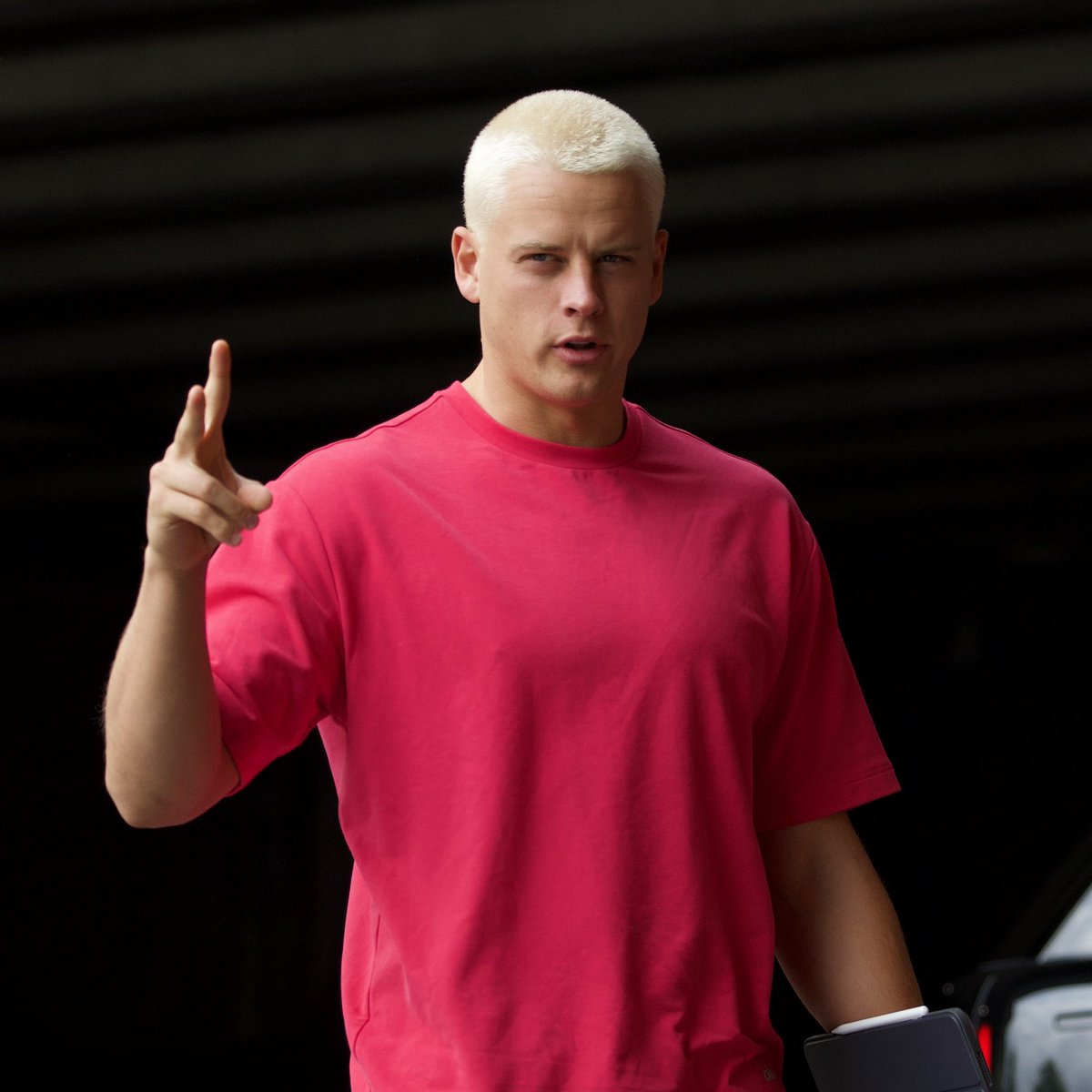 sportingnews's tweet photo. Joe Burrow has arrived to Bengals camp with a new hair style ๐
๐ธ: @Bengals https://t.co/JaX8nkgg3I