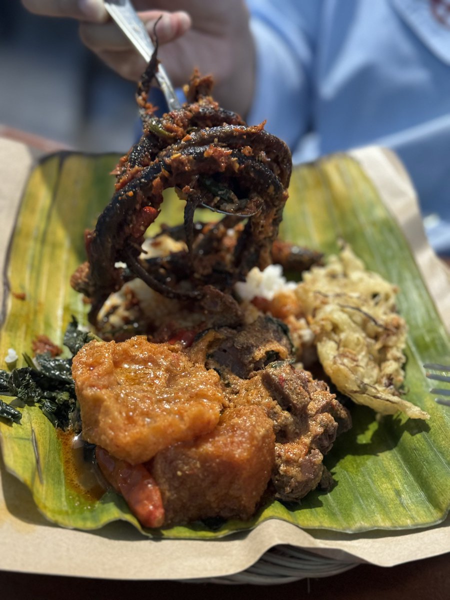 Ariefboediman's tweet photo. Lauknya sama seperti gudeg lainnya, yg unik mangut lele dan sambel welutnya yang puedes. Nasinya banyak dan yg difoto requestnya setengah porsi ajaa 😂

-#kulyog
Sego welut Bu surani 
 https://t.co/t8tNslsrwp https://t.co/LqAJ1Ehbld