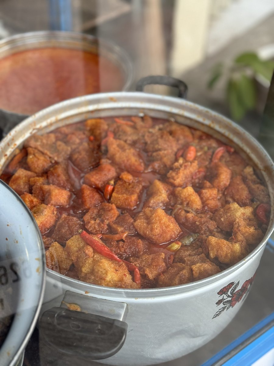 Ariefboediman's tweet photo. Lauknya sama seperti gudeg lainnya, yg unik mangut lele dan sambel welutnya yang puedes. Nasinya banyak dan yg difoto requestnya setengah porsi ajaa 😂

-#kulyog
Sego welut Bu surani 
 https://t.co/t8tNslsrwp https://t.co/LqAJ1Ehbld