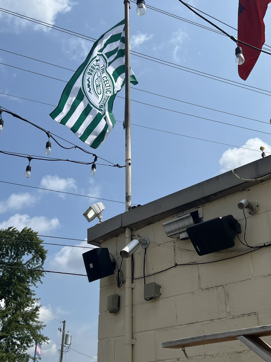 BackerLounge1's tweet photo. The colors are flying atop the bar! @ClevelandCeltic @ChicagoCelticSC #Backerpeeps #Backerfun #BackerCeltics https://t.co/LObAMODwpi