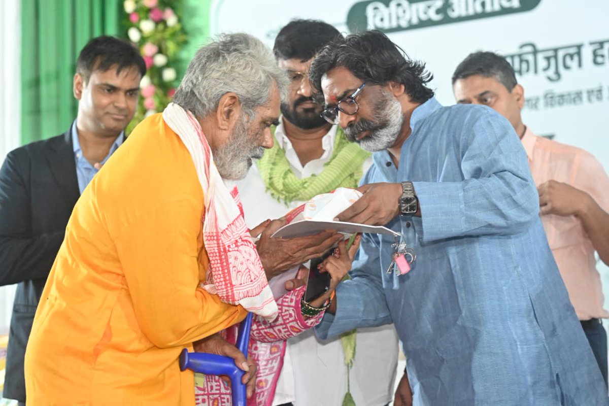 नगरीय प्रशासन निदेशालय, झारखंड (@jharkhanddma) on Twitter photo आज माननीय मुख्यमंत्री, झारखण्ड <a href="/HemantSorenJMM/">Hemant Soren</a> ने <a href="/PMAYUrban/">Housing For All</a> अंतर्गत राज्य संपोषित रांची के मुड़मा कुष्ठाश्रम आवासीय परियोजना का उद्घाटन किया। इस अवसर पर मुख्यमंत्री महोदय द्वारा 256 कुष्ठ प्रभावित परिवारों को निःशुल्क आशियाने की सौगात दी गयी। <a href="/MoHUA_India/">Ministry of Housing and Urban Affairs</a> <a href="/JharkhandCMO/">Office of Chief Minister, Jharkhand</a> आज माननीय मुख्यमंत्री, झारखण्ड <a href="/HemantSorenJMM/">Hemant Soren</a> ने <a href="/PMAYUrban/">Housing For All</a> अंतर्गत राज्य संपोषित रांची के मुड़मा कुष्ठाश्रम आवासीय परियोजना का उद्घाटन किया। इस अवसर पर मुख्यमंत्री महोदय द्वारा 256 कुष्ठ प्रभावित परिवारों को निःशुल्क आशियाने की सौगात दी गयी। <a href="/MoHUA_India/">Ministry of Housing and Urban Affairs</a> <a href="/JharkhandCMO/">Office of Chief Minister, Jharkhand</a>