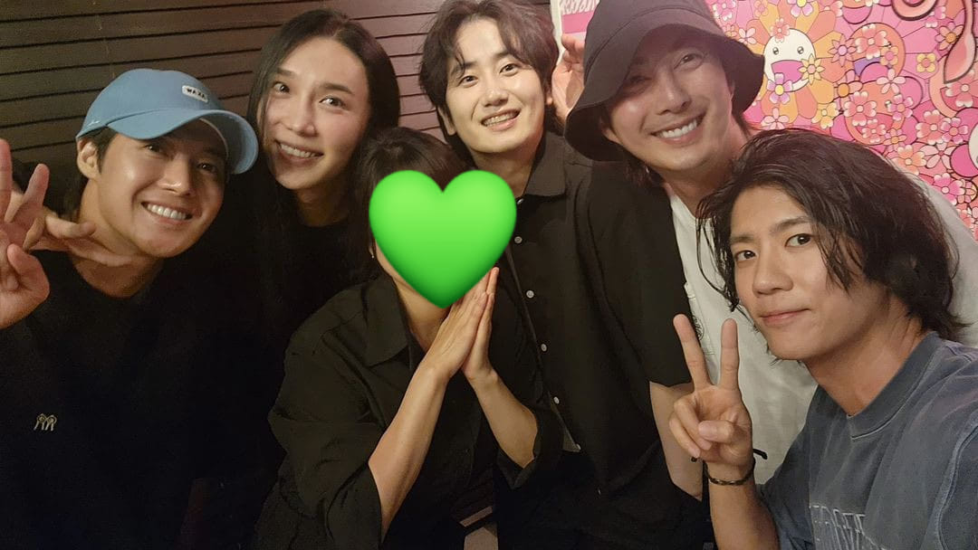 HyungJun_Turkey's tweet photo. Tüm SS501 üyeleri yaklaşık 11 sene sonra tekrar bir araya geldi!!! 😭💚🥹

Bir hayran, restoranda beraber yemek yiyen üyelerle çektirdiği fotoğrafları sosyal medya hesabında paylaştı...

Credit: Original Poster

@official_KHJ87 https://t.co/dbKVUVfMHB
