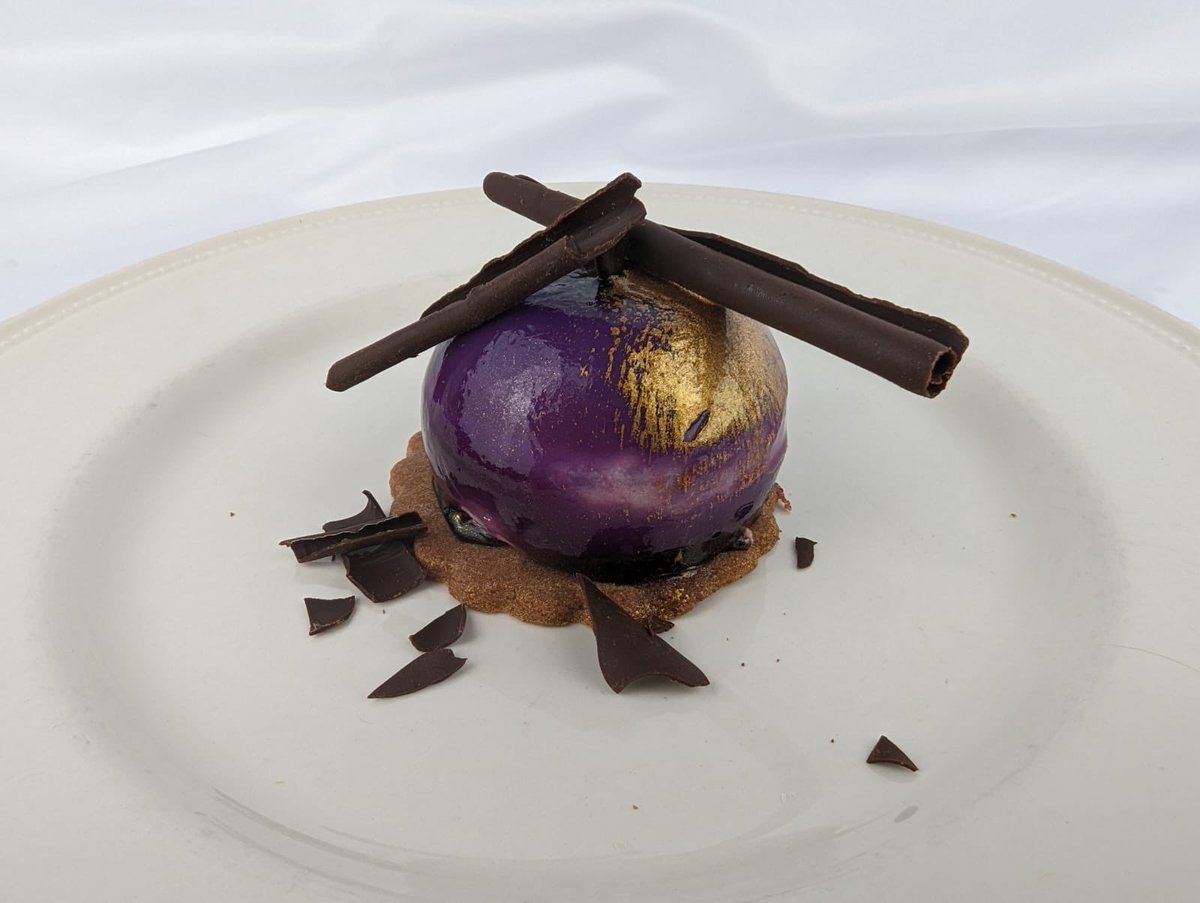 PandoSevilla's tweet photo. ¡Mamá no tengo mas hambre, no voy a comer más! …y después te “jartas” de postre. 😛😒 Un clásico que esperemos nunca termine de suceder. 😍🙌 https://t.co/4pCcvttLl8