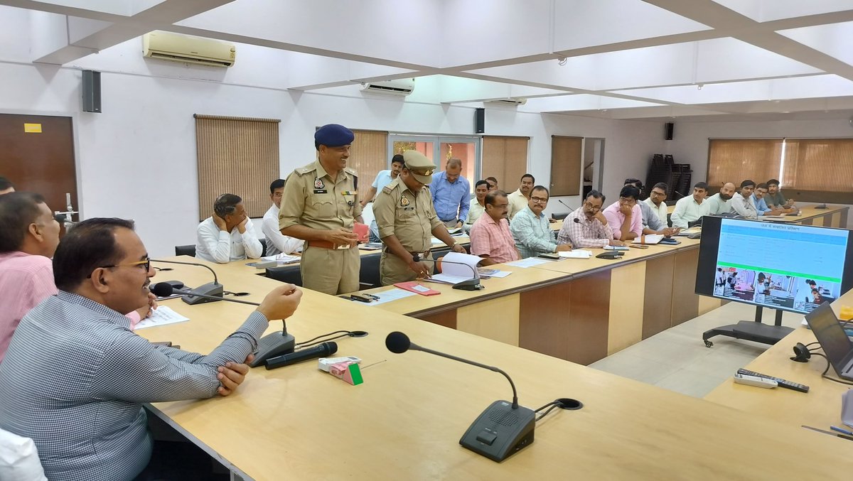 dm_kannauj's tweet photo. कौशल विकास मिशन के अंतर्गत कलेक्ट्रेट गांधी सभागार में आयोजित बैठक मे एजेंडा बिंदुओं पर गहनता से समीक्षा की गई तथा उपस्थित संबंधित को आवश्यक दिशा निर्देश दिए गये l @CMOfficeUP @UPGovt https://t.co/v2N7goxljZ