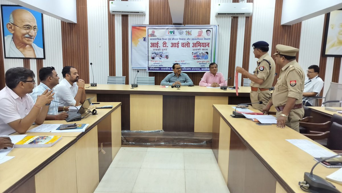 dm_kannauj's tweet photo. कौशल विकास मिशन के अंतर्गत कलेक्ट्रेट गांधी सभागार में आयोजित बैठक मे एजेंडा बिंदुओं पर गहनता से समीक्षा की गई तथा उपस्थित संबंधित को आवश्यक दिशा निर्देश दिए गये l @CMOfficeUP @UPGovt https://t.co/v2N7goxljZ