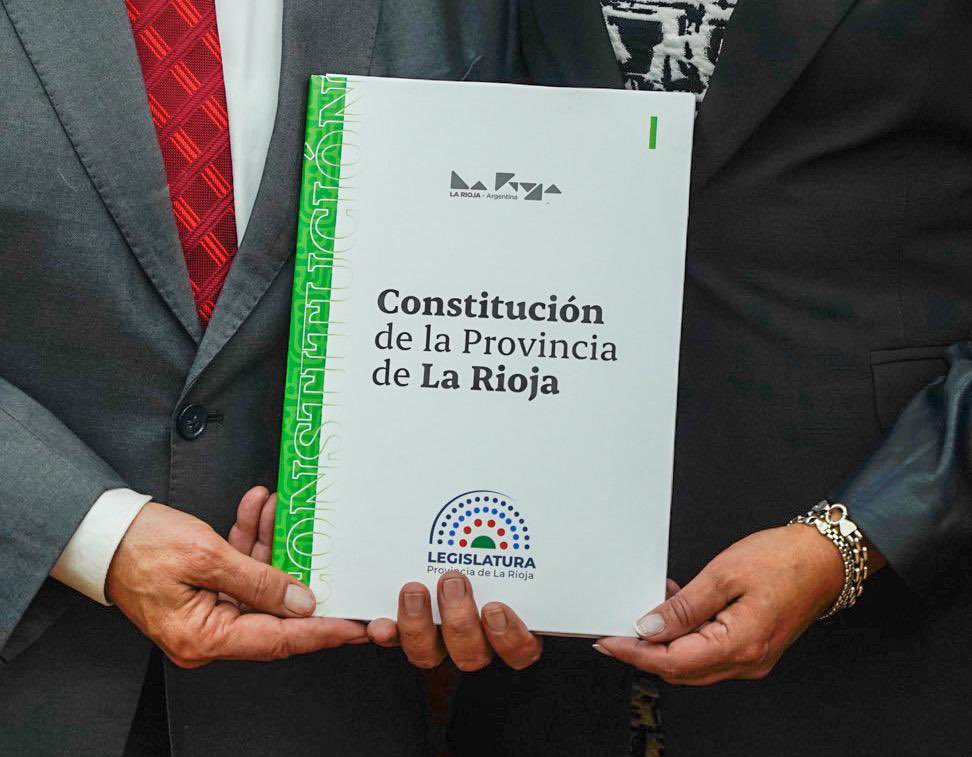 FedericoRBazan1's tweet photo. De la mano de @QuintelaRicardo La Rioja se pone a la vanguardia en materia de derechos para cada riojano/a. 
La nueva constitución es un gran logro que impactará de manera positiva en nuestra provincia. https://t.co/GU7kv8WS52