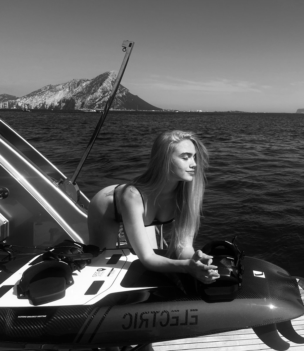 JetsurfOfficial's tweet image. Sun, surf, and #JETSURFGirls in full swing! 🌊👯‍♀️ Are you ready to catch the ride of the season? 

📸 @adlxstr
📸 @twalkerova
📸 @baraviktorie

#JETSURF #BornForFun #SummerWithJETSURF