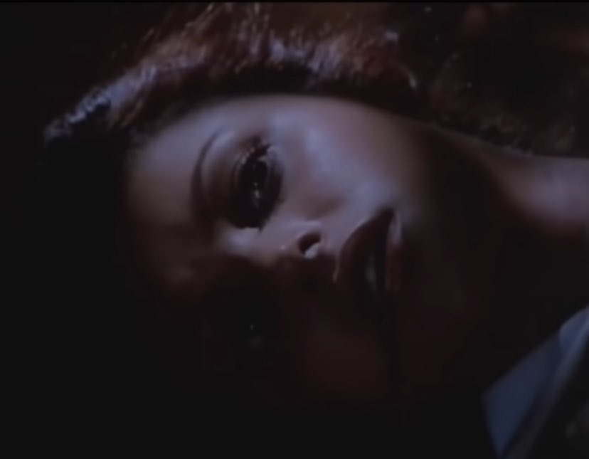 tamatebaco99's tweet image. #MasNegroQueLaNoche 1975
#carlosenriquetaboada 
 亡き祖母の豪邸を訪れた美女達がえらい目にあう「超自然現象タダより怖いものはないメキシコ発オカルトホラー」お話は簡単、お屋敷管理する老女と祖母が遺した猫のベッカーが脅かし役。夜毎悲鳴や椅子が揺れ1人ずつ犠牲者が‥美女の悲鳴が屋敷に響く