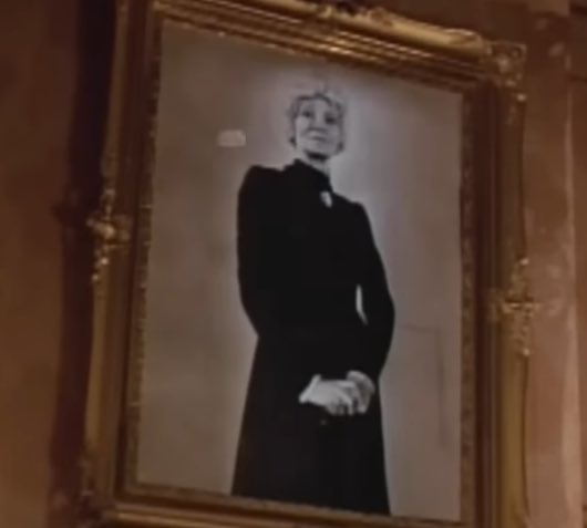 tamatebaco99's tweet image. #MasNegroQueLaNoche 1975
#carlosenriquetaboada 
 亡き祖母の豪邸を訪れた美女達がえらい目にあう「超自然現象タダより怖いものはないメキシコ発オカルトホラー」お話は簡単、お屋敷管理する老女と祖母が遺した猫のベッカーが脅かし役。夜毎悲鳴や椅子が揺れ1人ずつ犠牲者が‥美女の悲鳴が屋敷に響く