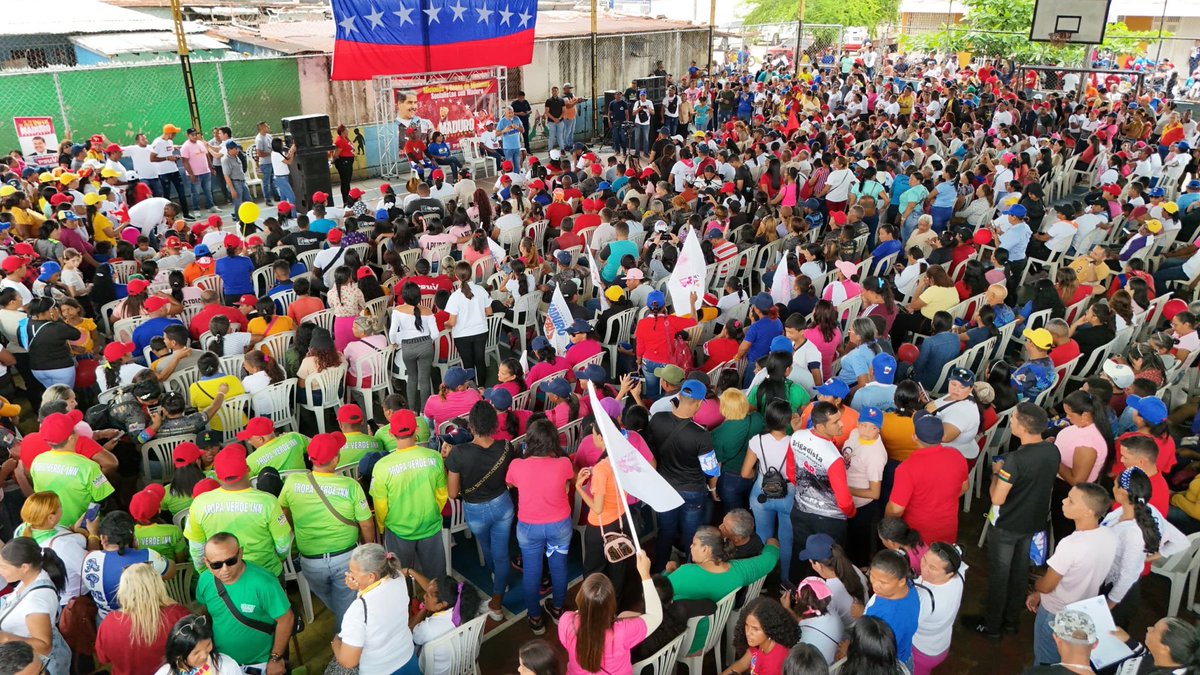 eduardopiate2's tweet photo. La mañana de hoy, l@s vocer@s del sistema de misiones, grandes misiones y las bases de misiones del Apure nos reunimos para dar el apoyo contundente a la candidatura del Gallo Pinto, Nicolás Maduro. El 28/07 gana Nicolás #MaduroPresidente ⁦@NicolasMaduro⁩ ⁦@dcabellor⁩ https://t.co/U39myJQBoN