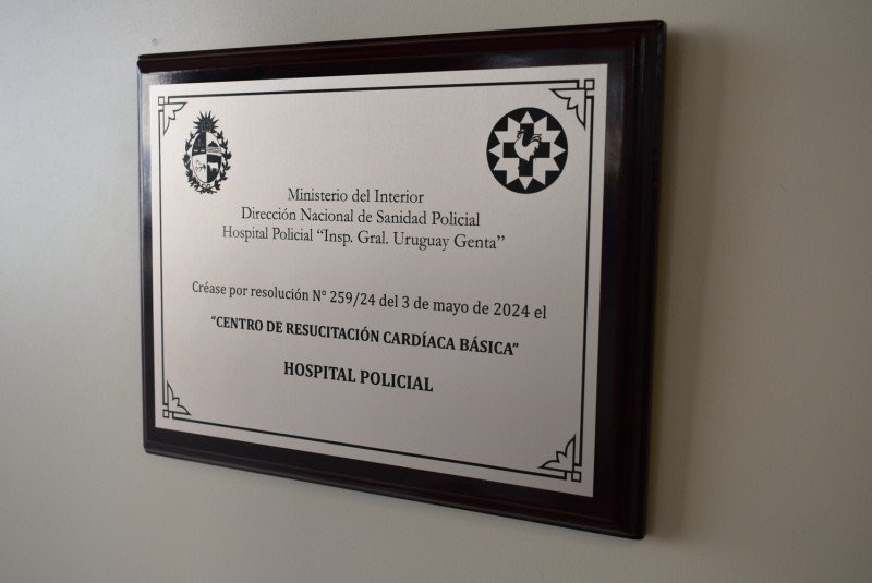 Hospital Policial reconocido como Centro de Entrenamiento en Resuscitación Cardíaca Básica. Acreditado por FMED con asesoramiento del CNR. Gracias al Dpto. De Educación Médica!!!@Minterioruy <a href="/Ni_Martinelli/">Nicolas Martinelli</a> <a href="/pabloabdala66/">Pablo Abdala</a> <a href="/Veroperezpap/">Dra. Verónica Pérez Papadópulos</a>