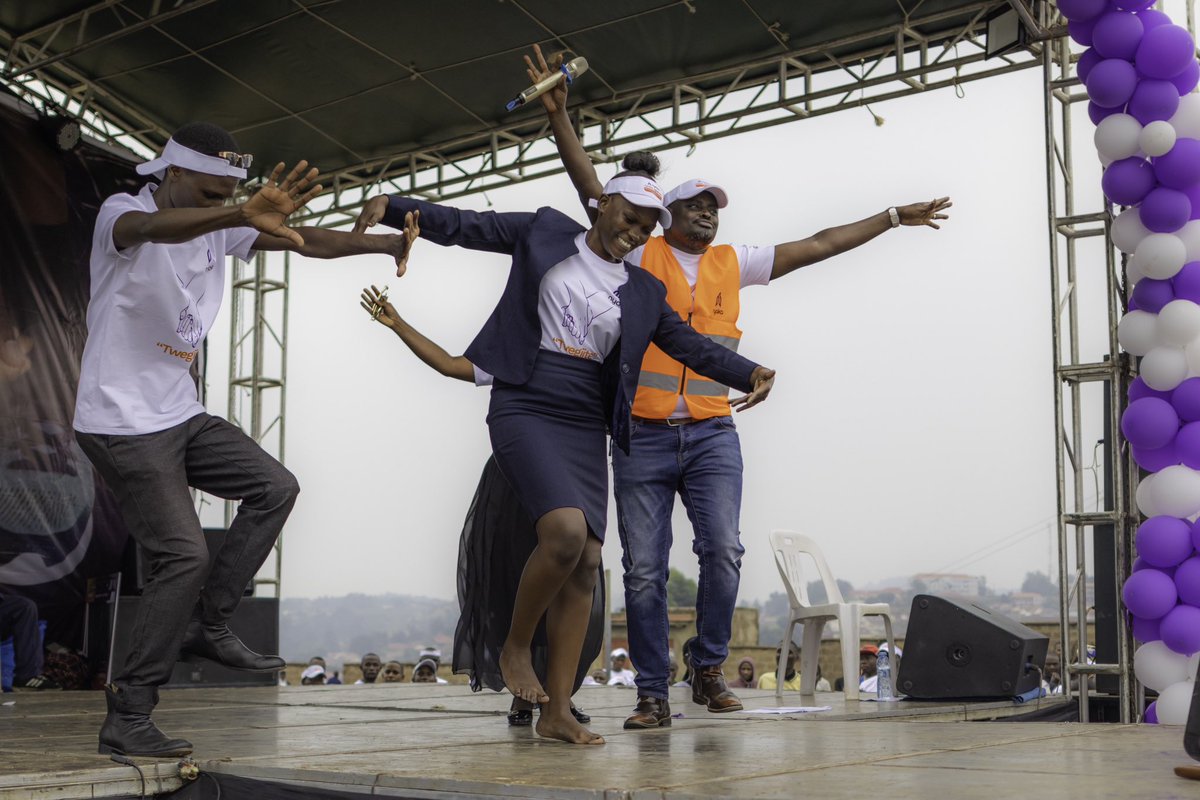 NyakaGlobal's tweet photo. Check out these epic moments from the #NyakaWalk24! Together, we stood strong against SGBV and empowered our community.

Rukungiri asked for water.😊

#UniteAgainstSGBV
#NyakaWalk24
#Twegiite https://t.co/wa2uguPR9N