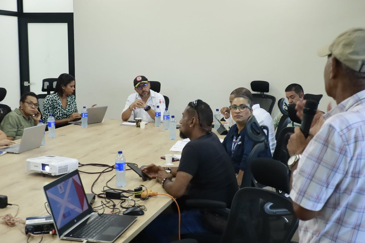 MinInterior's tweet photo. #SanAndrés | @GabrielRondonO, vice (e) de #DiálogoSocial lidera jornada de trabajo articulada con la Oficina de Control, Circulación y Residencia #OCCRE para socializar avances en convivencia, reubicación y bienestar que aportarán a la transformación sostenible del #Archipiélago. https://t.co/KFglTRClel