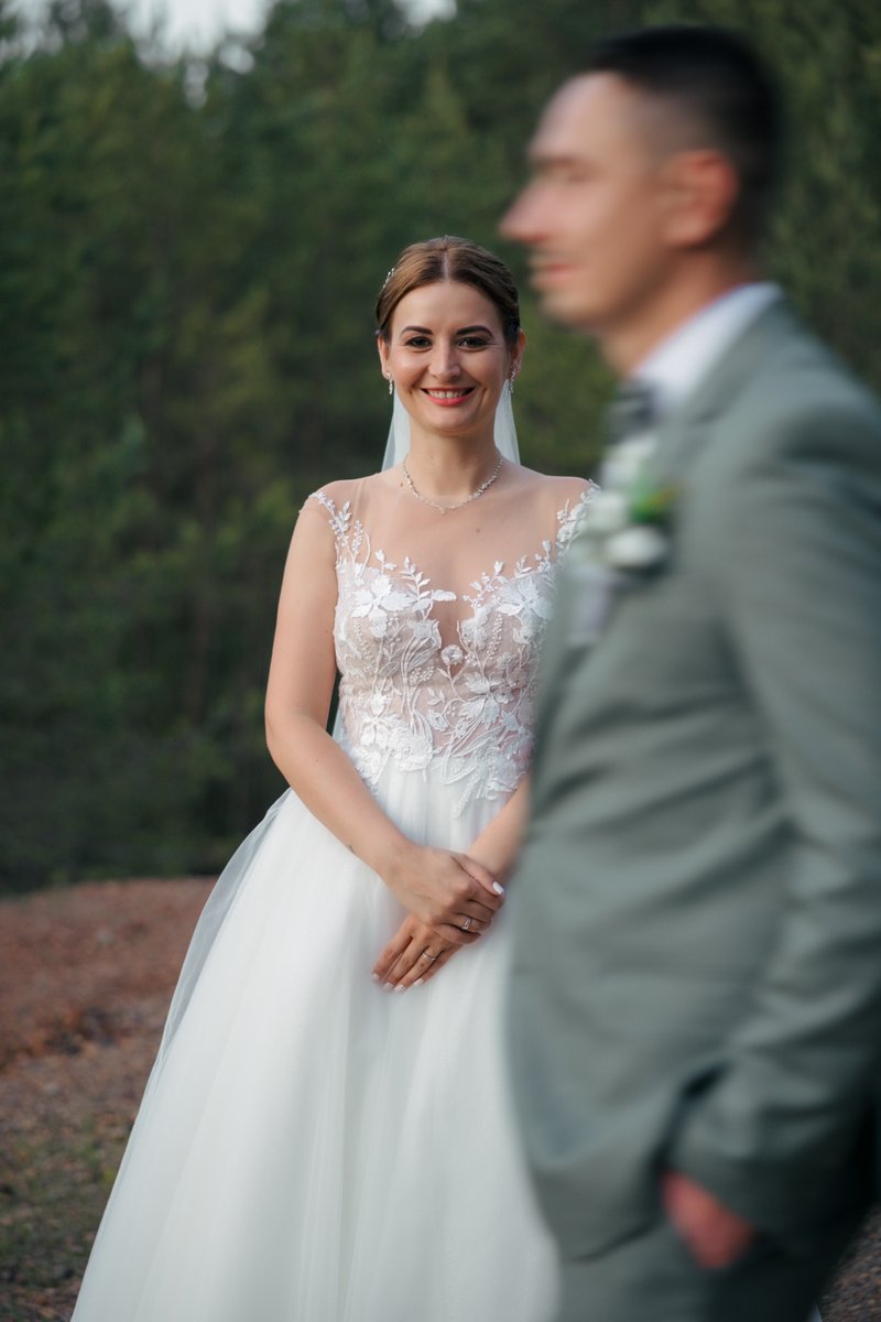 gabormatesz's tweet photo. 💓 Néha nehéz szavakat találni. 👰🏼‍♀️Anett és 🤵🏻 Dávid sorozatának első felvonását is ez jellemzi, szóval beszéljenek a képek... 

Mozgás, geometria, napfürdő, madártávlat, mézontófű, perspektívák és ki tudja, hogy ki mit lát még bele.

#esküvő2024 #kreatívfotózás #rudabányaitó https://t.co/MFUgdBWVMH