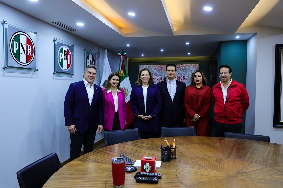 PRI_Nacional's tweet photo. Nuestra Presidenta, @GOrtizGlez, y nuestro Secretario General, @miguelalonsogob, sostuvieron un encuentro con las dos fórmulas de aspirantes a la Presidencia y Secretaría General del CEN del PRI para el período estatutario 2024-2028, integradas por @alitomorenoc y @caroviggiano, y @lorenapignon_ y @cuau94, a quienes reafirmó el compromiso de nuestro partido de desarrollar un proceso transparente, en el que las propuestas estén al centro de la conversación.

El PRI es un partido abierto, en el que todas las voces cuentan.