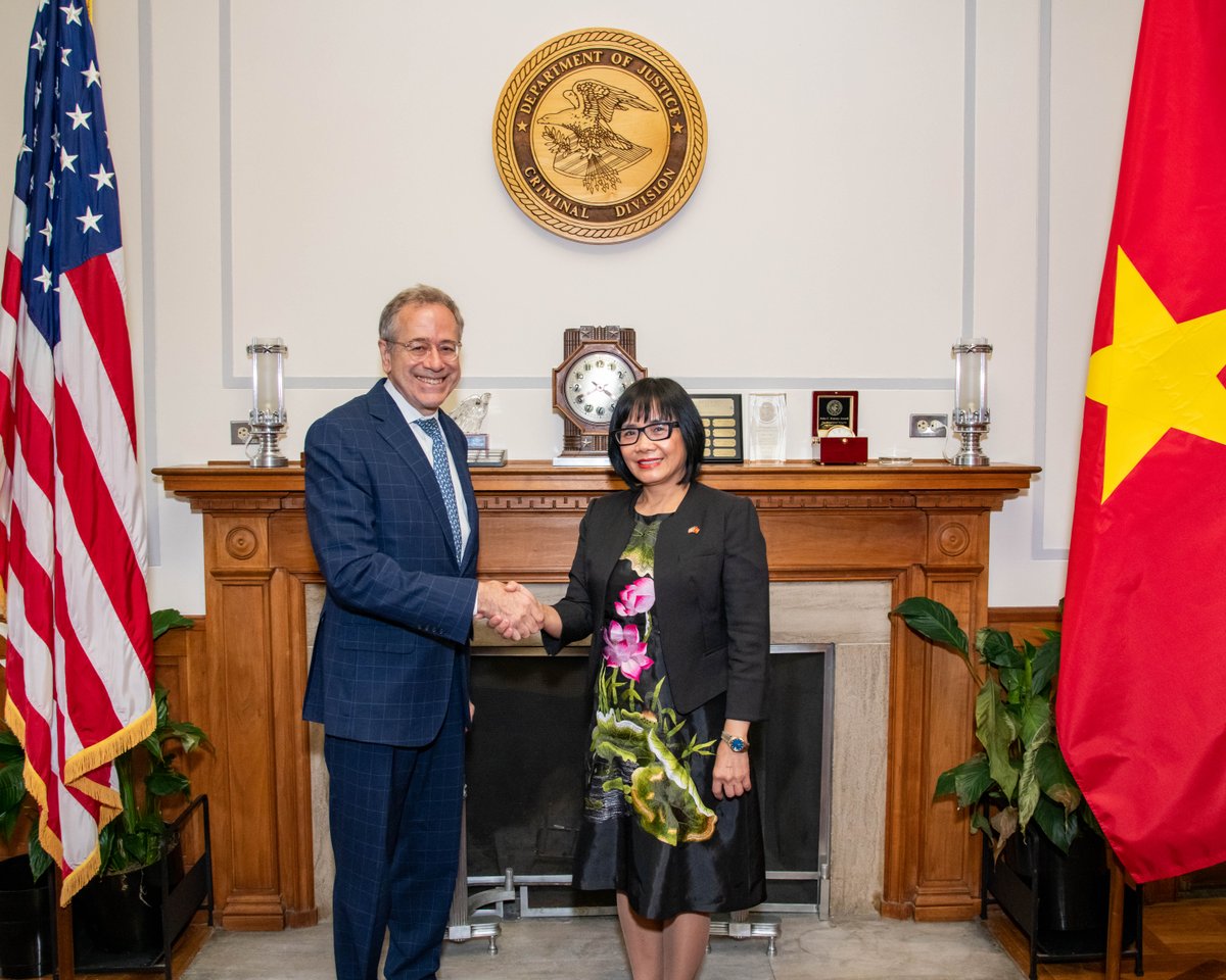 USDOJ_Intl's tweet photo. Yesterday, the Office of International Affairs, @DOJCrimDiv’s #OPDAT and #ICITAP welcomed Vietnamese Vice Minister of Justice Hoang Oanh Dang &amp; delegation to DOJ – strengthening our valued partnership &amp; future collaboration on criminal justice reform. https://t.co/ARN8Hi3osH
