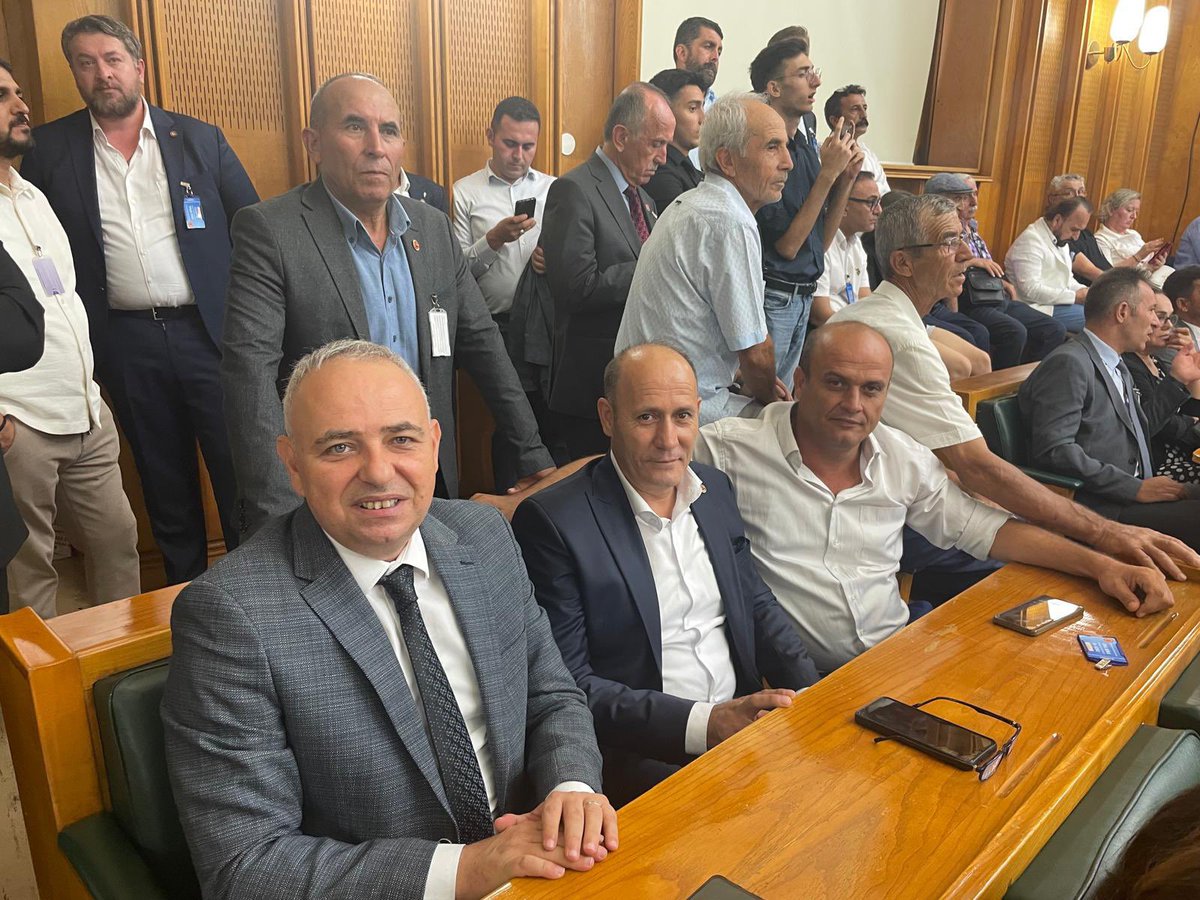 Manisa Milletvekillerimiz Sayın Bekir Başevirgen ve Ahmet Vehbi Bakırlıoğlu’nu makamlarında ziyaret ederek partimizin grup toplantısına katıldık.

Değerli vekillerimize nezaketleri ve misafirperverlikleri için teşekkür ediyoruz.