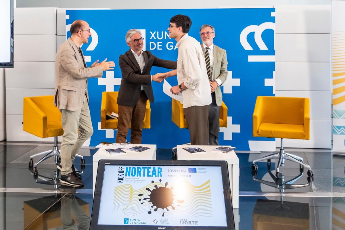 🏆 Vicente Vásquez Vidal recebeu o galardão de vencedor da 9º Edição do 𝗣𝗿𝗲́𝗺𝗶𝗼 𝗟𝗶𝘁𝗲𝗿𝗮́𝗿𝗶𝗼 𝗡𝗼𝗿𝘁𝗲𝗮𝗿! Com a obra “Profundo sem nome”, o autor natural de Melide foi reconhecido em 2023, sendo este Prémio uma referência no espaço cultural galaico português.