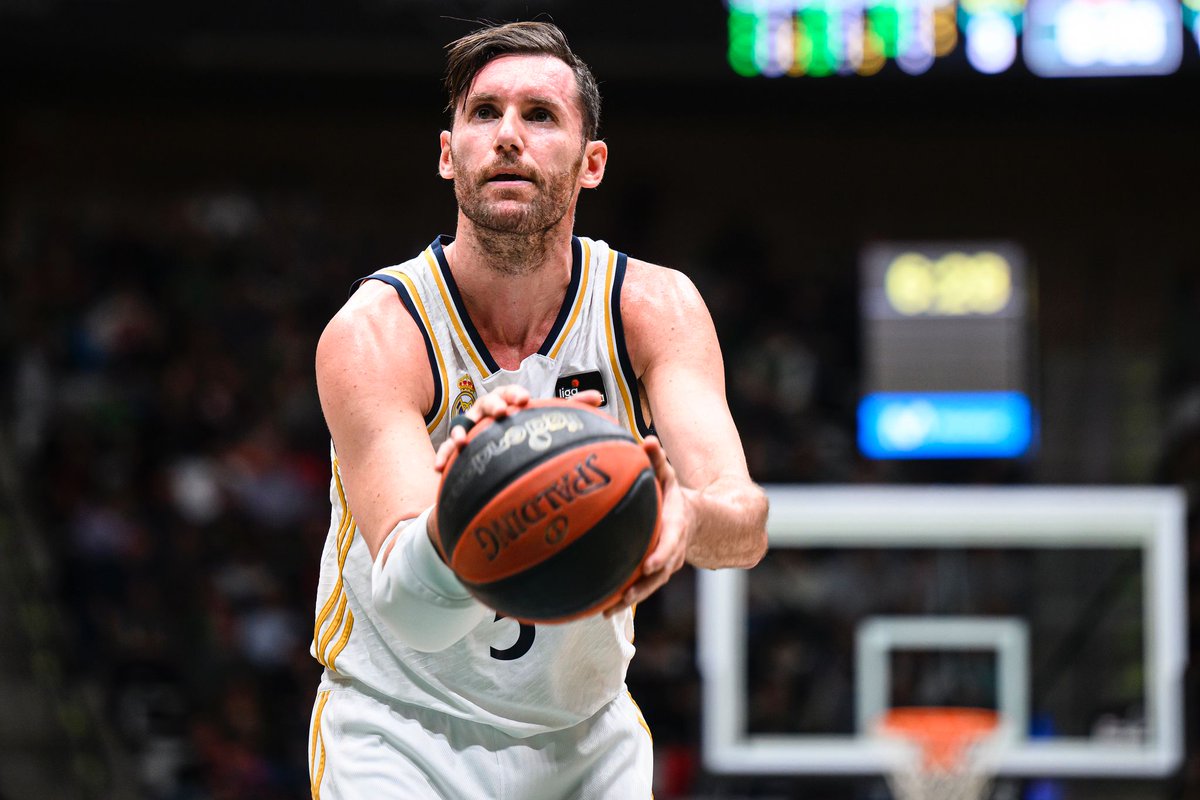 PSP_St's tweet photo. Gracias @rudy5fernandez por 20 maravillosos años de 🏀 haciéndome saltar del sillón con tus 'in your face' a Howard o Papaloukas y tus triples imposibles. Vente con el Oro 🥇@BaloncestoESP #LaFamilia https://t.co/8I1mh20J4E