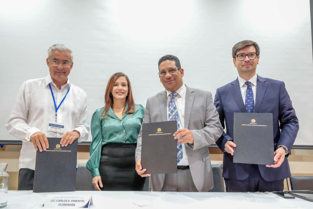 En el marco de este acto, firmamos un acuerdo de colaboración con la Red Iberoamericana de Contratación Pública (REDICOP) para el desarrollo de actividades en conjunto para impulsar y promover mejores prácticas relativas a la contratación pública.