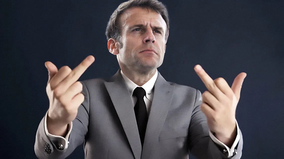 Macron, c’est la politique du doigt d’honneur permanent. Je suis sûr que de savants politologues auront un nom poli pour cela. Je ne suis pas sûr que la politesse soit cependant cohérente avec l’objet.