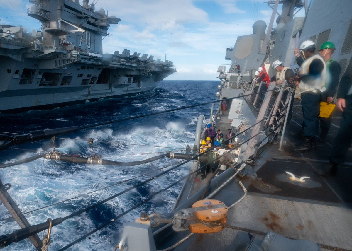 USNavy's tweet photo. #USNavy photos of the day!

1️⃣BM2 Jonathan Williams passes word aboard #USSOKane
2️⃣BM2 John Delacuesta signals a @USArmy helicopter to land on the #USSGridley during @RimofthePacific 
3️⃣Sailors heave line on #USSNimitz
4️⃣#USSCarlVinson refueling with #USSSterett during #RIMPAC https://t.co/3QtLUnIflR