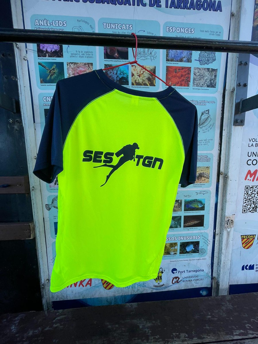 Us agrada la samarreta del SES? 😎 Vine al Parc Subaquàtic i compra la teva! 👌 Talles: S, M, L, XL i XXL. Preu: 15 €
•••••
 ¿Os gusta la camiseta del SES? 😎 ¡Ven al Parque Subacuático y compra la tuya! 👌 Tallas: S, M, L, XL y XXL.  Precio: 15 €