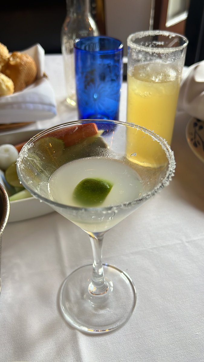 monicagarzag's tweet photo. Pocas cosas en la vida tan gozosas como las margaritas del San Ángel Inn
#datofrivolo https://t.co/6OkZCM8ZGC