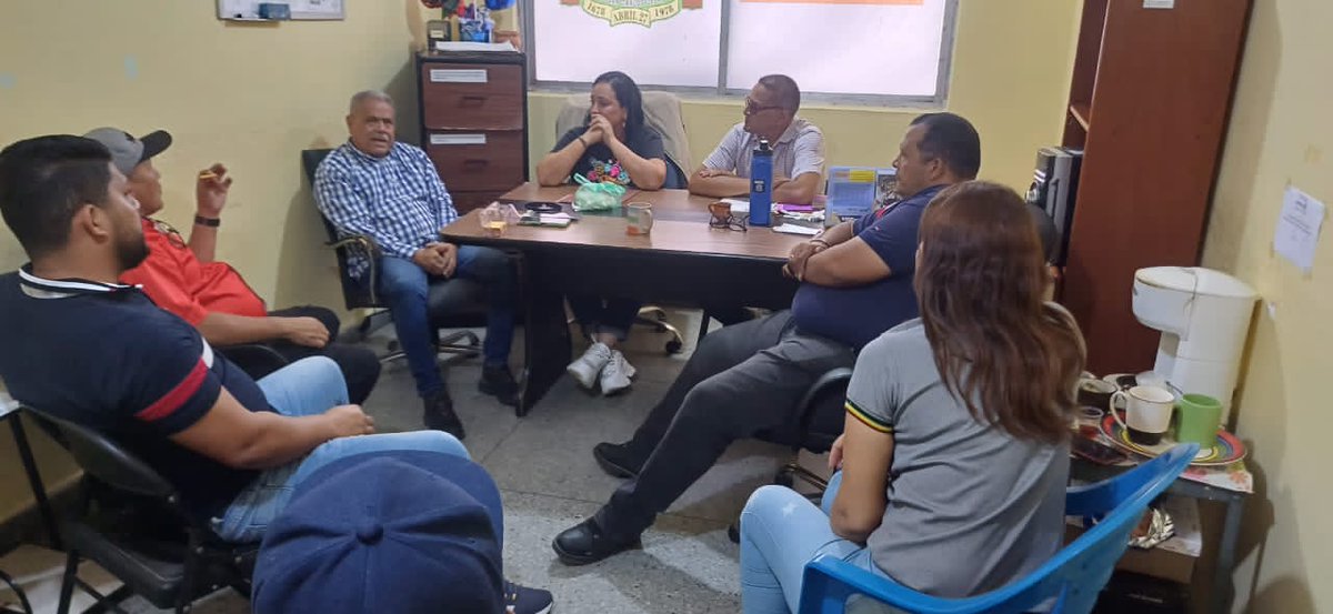 CojedesUNT1's tweet photo. #23Jul|| Sala situacional sigue atenta, organizando y planificando estrategias a pocos días para los comicios electorales donde nuestro candidato @EdmundoGU tiene una gran ventaja para ganar.

5 días y #UNTCojedes no se detiene, para salir a votar y a ganar la presidencia. https://t.co/wUOPsencQY
