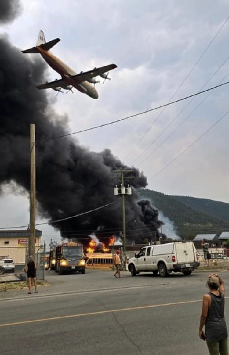 Insane photo of the Williams Lake Fire in British Columbia, Canada.

📷: Spencer Stratton #wildfire #aviation