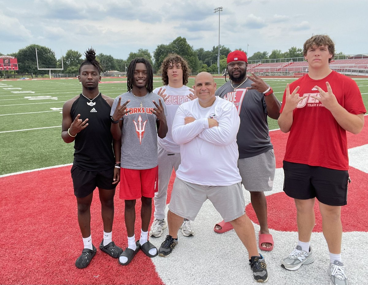 cleats2whistle's tweet photo. ANOTHER GREAT DAY FOR THE PODCAST ‼️Shout Out My Guys @HCoachJoeWash77 (HC) @Tremartin2026 @ChanceJohnso_25 @LukeChurchFB @CHOLLAWAY2 (Player Profiles) Had a Blast getting to know you Fellas🤝🏼 To The Jeffersonville Community get Out and support these young Men And This Staff! #C2W #ForksUp Episodes will drop on YouTube so stay tuned By subscribing to the Channel https://t.co/UxKeE3IgOQ 🫡