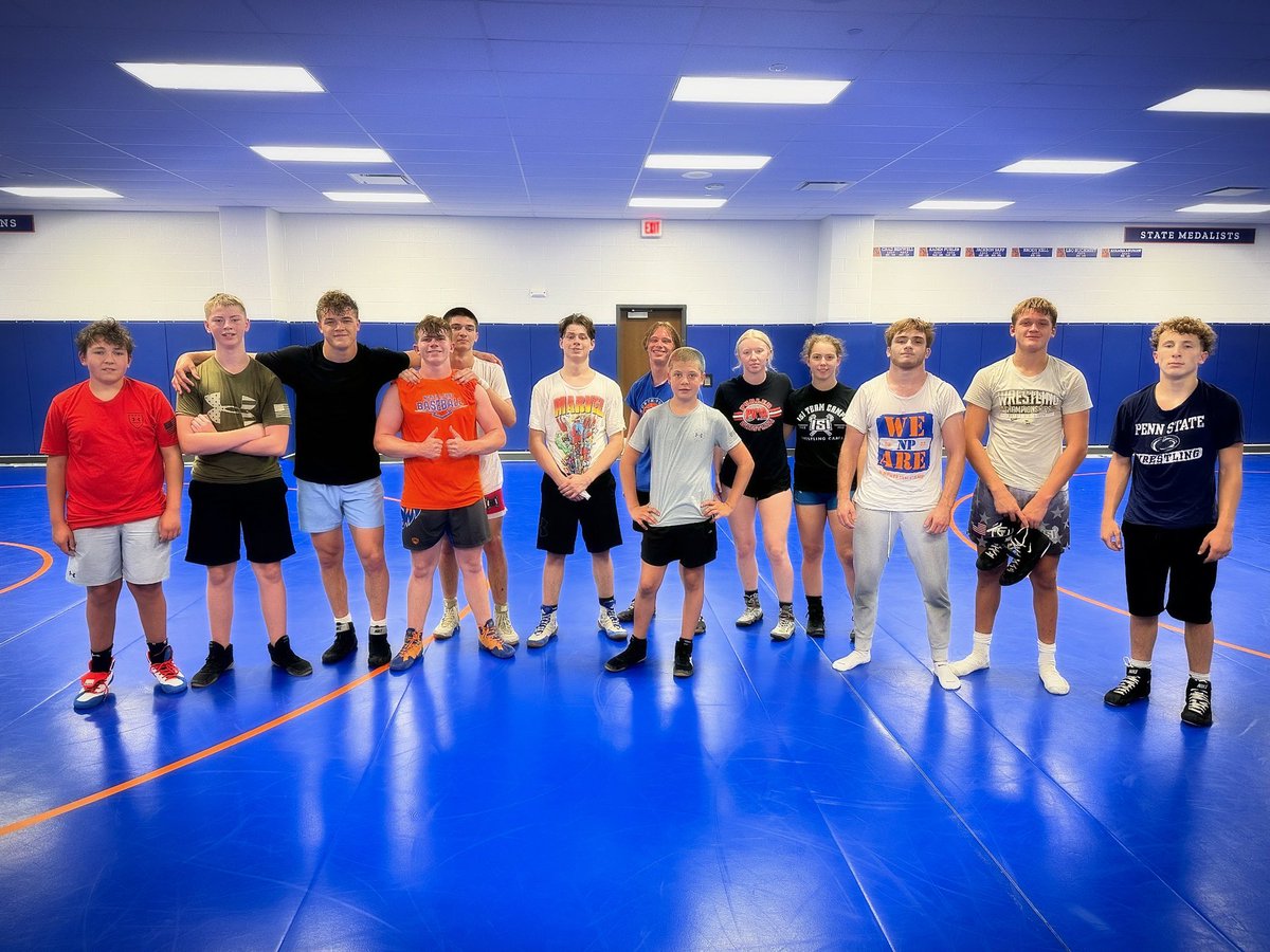 NPGrizzlyWREST's tweet photo. This crew had a great workout on this beautiful Tuesday! Always a pleasure having Grizzly Great @jsapp_04 come back to spend some time with us. 

What did you do today to get better? 

#GrowthMindset #WeAre #Wrestling #Code5 https://t.co/TdGmws9U9v