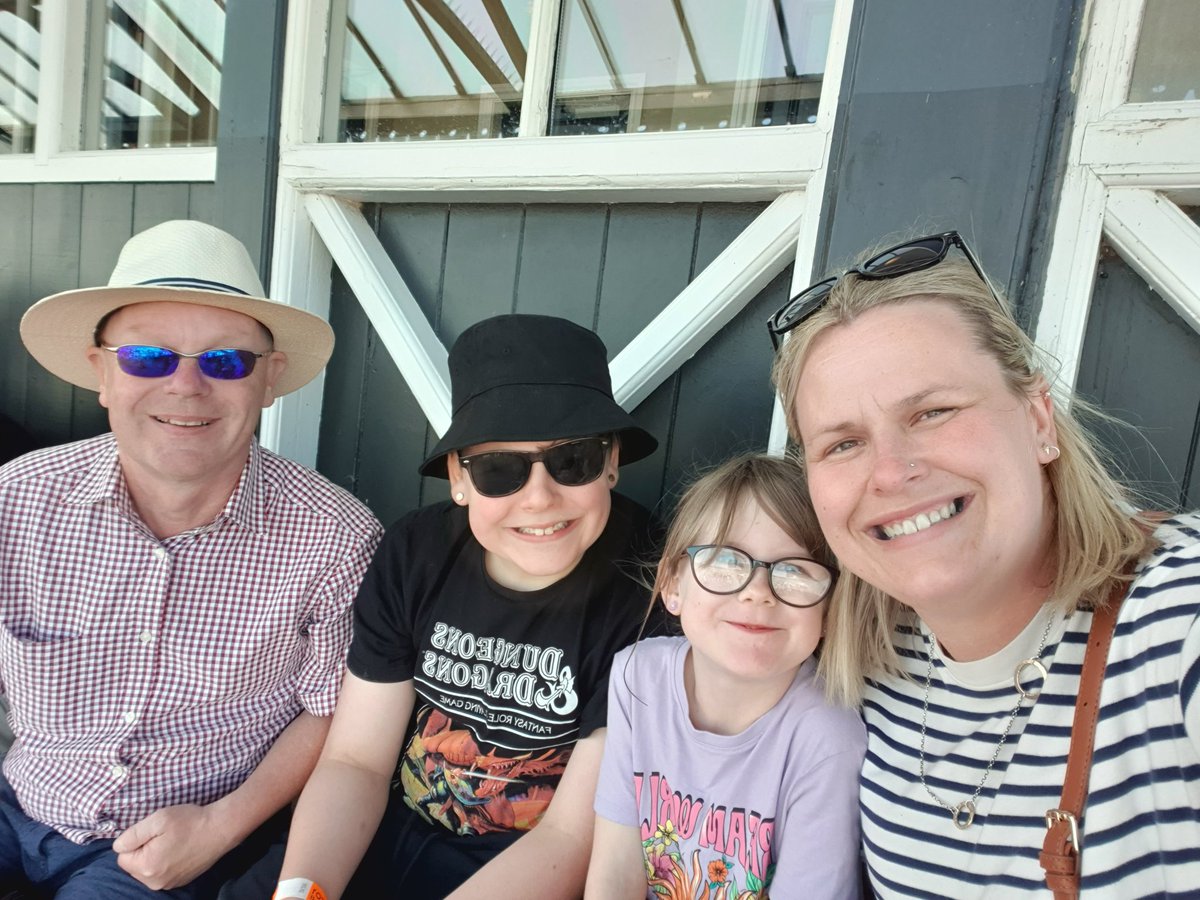Excellent day out <a href="/MusselburghRace/">Musselburgh Racecourse</a> with the besties thanks to <a href="/RacingTV/">Racing TV</a> club day. Fantastic crowd for a Tuesday and Emily enjoyed her first visit to the races