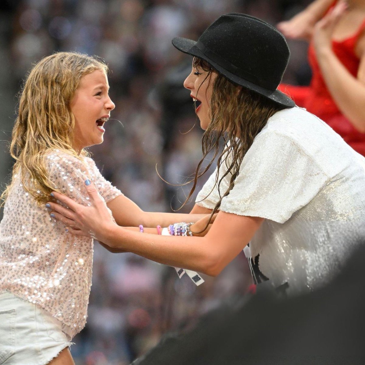 tsholyground's tweet photo. this picture is so pure i love being a swiftie i love girlhood i love the eras tour i love that i get to be alive at the same time as taylor swift https://t.co/T8NzHdm2iu