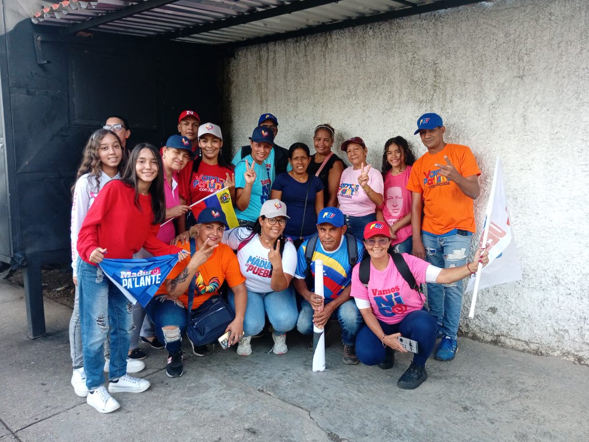 serodins's tweet photo. #23Jul La #FTUV, trabajadores y comunidad de La Victoria para Maracay, al cierre de campaña de nuestro candidato obrero @nicolasmaduro que es nuestra Esperanza!
#YoSoyFtuv
#AfirmativosYPaLante
@CELopez1112
@cbolivariana @FtuvOficialVe @yonemedina2512
@roberadonay @nahum1709 https://t.co/ynw5Y6Vzf4