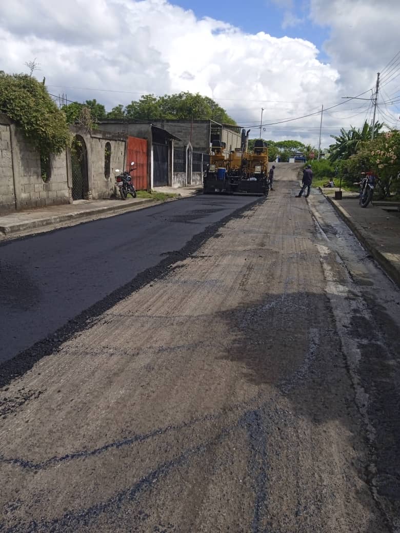 Cumpliendo con el llamado del pueblo en el estado Barinas, el gobierno nacional, a través de la clase trabajadora, realiza tareas de recuperación en la carpeta asfáltica del municipio Alberto Arvelo Torrealba, donde se han colocado más de 2 mil toneladas de asfalto, para que