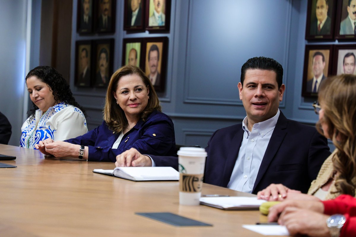 PRI_Nacional's tweet photo. Nuestra Presidenta, @GOrtizGlez, y nuestro Secretario General, @miguelalonsogob, sostuvieron una reunión de trabajo con sectores, organizaciones y organismos especializados para dar seguimiento al trabajo que realizan de la mano de nuestra militancia en beneficio de las y los mexicanos.

El PRI es un partido que trabaja en unidad en todo el territorio.

¡Vamos con todo!