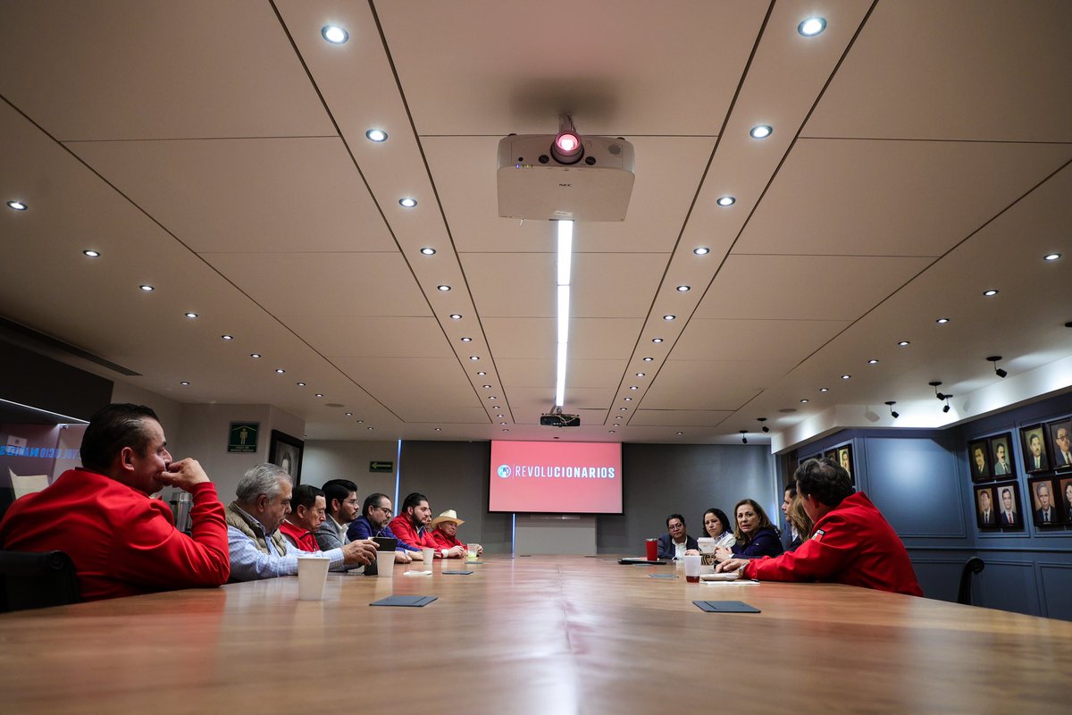PRI_Nacional's tweet photo. Nuestra Presidenta, @GOrtizGlez, y nuestro Secretario General, @miguelalonsogob, sostuvieron una reunión de trabajo con sectores, organizaciones y organismos especializados para dar seguimiento al trabajo que realizan de la mano de nuestra militancia en beneficio de las y los mexicanos.

El PRI es un partido que trabaja en unidad en todo el territorio.

¡Vamos con todo!
