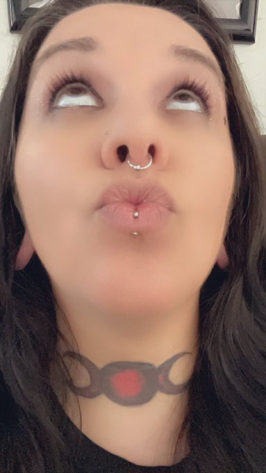 Who wants a smoochhhhh https://t.co/LIuxk6irhE