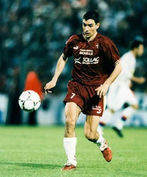 talkmetz's tweet photo. 🔙✨ Retour sur la saison légendaire 1997-1998 du FC Metz ! 

Nos Grenats ont terminé à une incroyable 2ème place en Ligue 1, égalant le meilleur classement de l'histoire du club🥈

Une équipe et une saison inoubliables ! 💪⚽

#FCMetz #Saison19971998 #AllezMetz https://t.co/TOqhS9r9SB