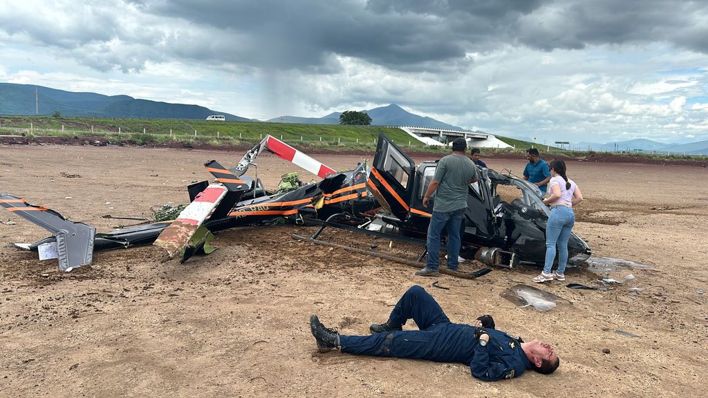 JCWilliams54's tweet photo. Se desploma un helicóptero en la #LagunadeSayula, en el municipio de #Atoyac, #Jalisco.

4 personas gravemente heridas. Las unidades de emergencia se están trasladando al lugar. https://t.co/GuUnaMWmkd