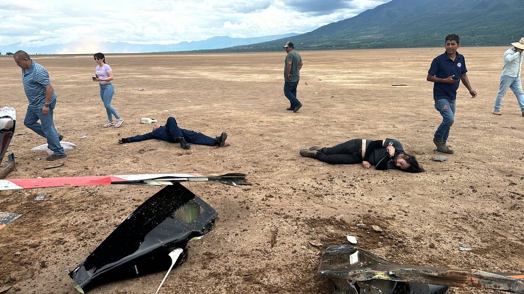 JCWilliams54's tweet photo. Se desploma un helicóptero en la #LagunadeSayula, en el municipio de #Atoyac, #Jalisco.

4 personas gravemente heridas. Las unidades de emergencia se están trasladando al lugar. https://t.co/GuUnaMWmkd