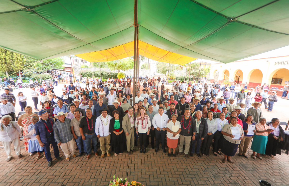 margarita_gs's tweet photo. En defensa del legado del general Emiliano Zapata y de la lucha agraria de Rubén Jaramillo, hoy en Hueyapan se saldó una deuda histórica con los pueblos indígenas al entregarles documentos agrarios que les dan certeza jurídica sobre sus tierras y bienes comunales.

Agradezco a Plutarco Emilio García, director del Registro Agrario Nacional y a @DEELAYUUK, titular del Instituto Nacional de Pueblos Indígenas, por hacerlo posible.

#MargaritaGobernadora