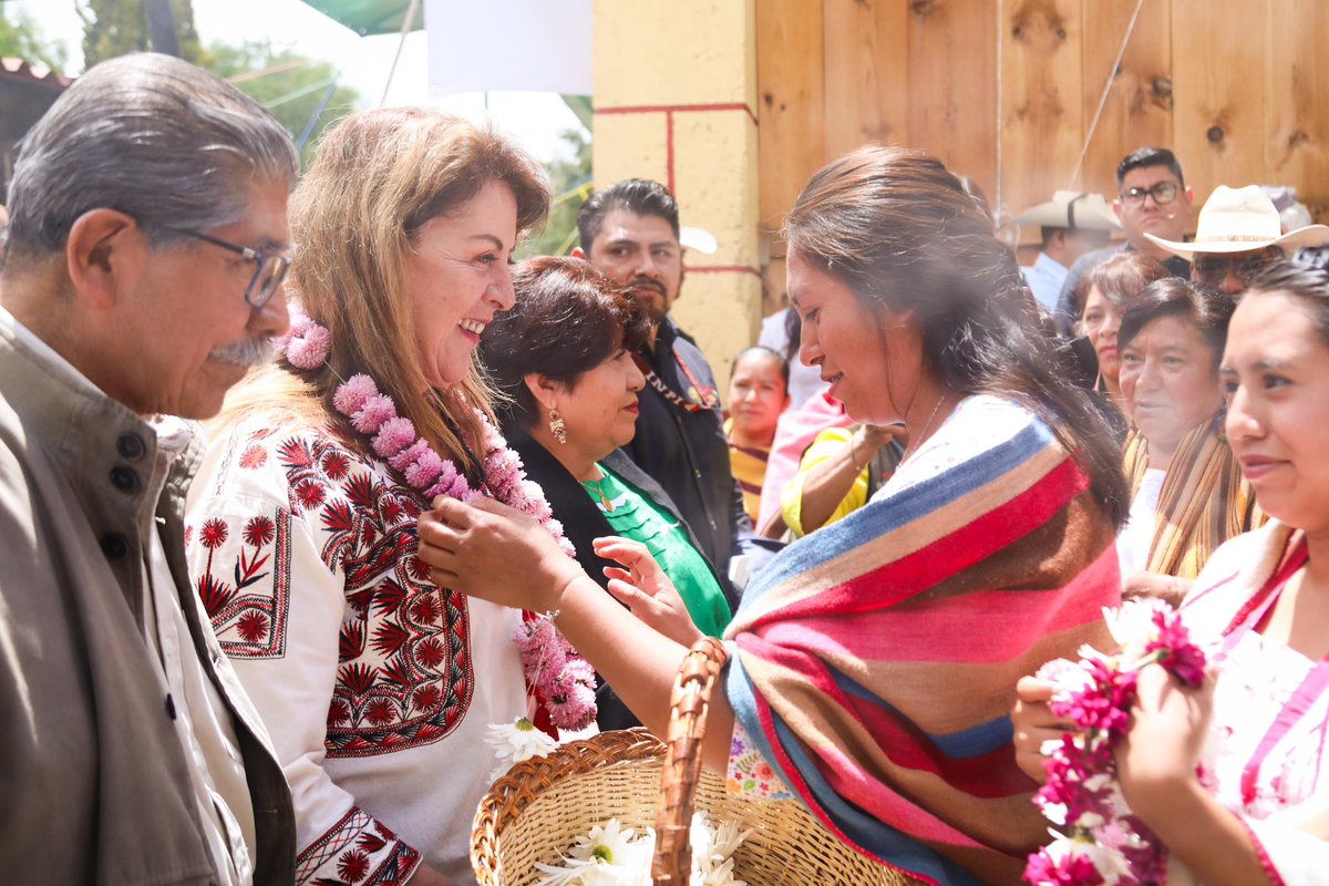 margarita_gs's tweet photo. En defensa del legado del general Emiliano Zapata y de la lucha agraria de Rubén Jaramillo, hoy en Hueyapan se saldó una deuda histórica con los pueblos indígenas al entregarles documentos agrarios que les dan certeza jurídica sobre sus tierras y bienes comunales.

Agradezco a Plutarco Emilio García, director del Registro Agrario Nacional y a @DEELAYUUK, titular del Instituto Nacional de Pueblos Indígenas, por hacerlo posible.

#MargaritaGobernadora