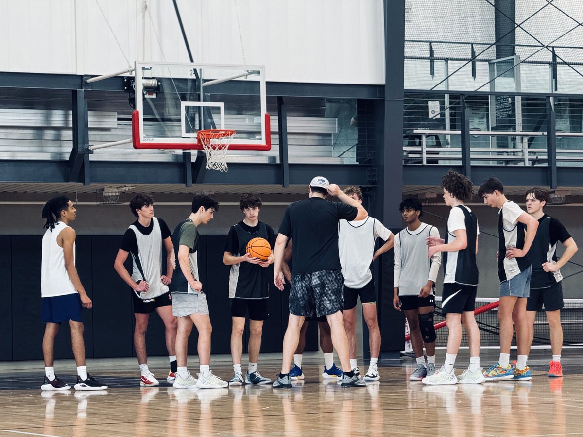 HSisemore2025's tweet photo. I had the privilege of playing with some really great guys this Summer. Thank you, ⁦@CoachSmithCAA⁩ and ⁦@ub_austin⁩ for bringing us together and leading us through our final AAU season. Each of these guys are 🌟's. https://t.co/rbUgOOoJFL