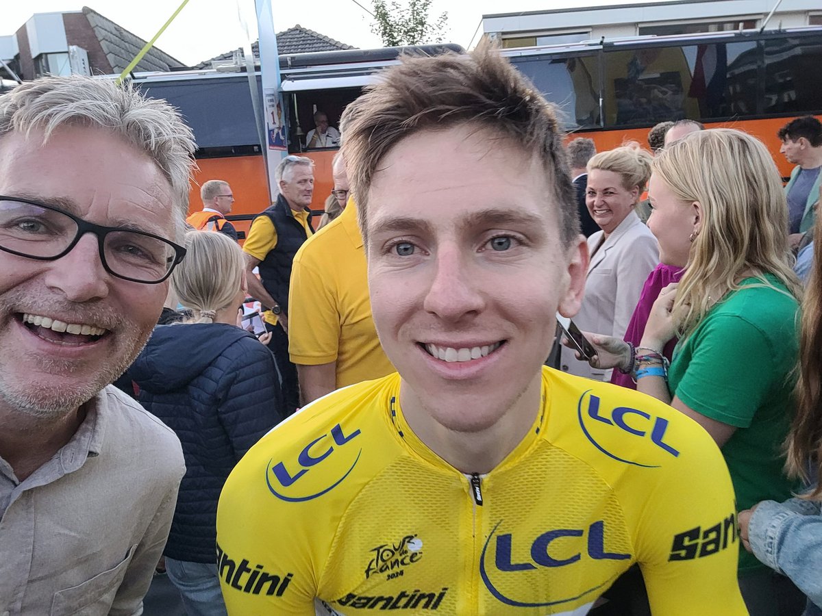 roz_theo's tweet photo. @TourdAmbiance @mamiracoli Helaas geen eervolle vermelding gehad van de GO (toch? of heb ik iets gemist🫣) maar...had vanavond meet and greet met de 3-voudig Tour winnaar. Als dat geen vermelding waard is😊 https://t.co/hnMUdI1cHB