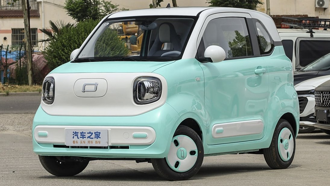 CptElectro's tweet image. The FAW Bestune Pony: it's like a Wuling Mini EV, but with a fancier name and a dashboard drive selector. And it’s cute as a cuddly toy 😉 
#FAWBestunePony #ElectricCar #MicroEV #China #EVs 
#CaptainElectro #CptElectro

captainelectro.com/cars/the-faw-b…