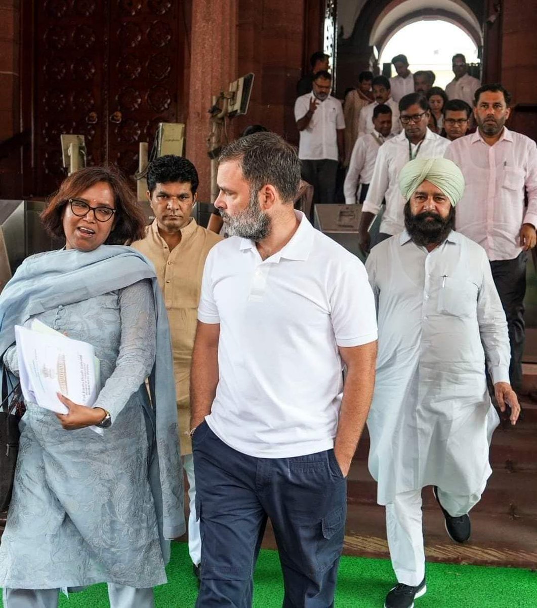 INCVinayPandey's tweet image. #KursiBachaoBudget has nothing for #Maharashtra&apos;

#MumbaiProjects were given to a friend.
No announcements for #railwayprojects,
no announcements for women, 
Maha. pays the highest tax, has not got anything, ruling #MPs should resign: @VarshaEGaikwad.

#Varshagaikwad
#Budget2024