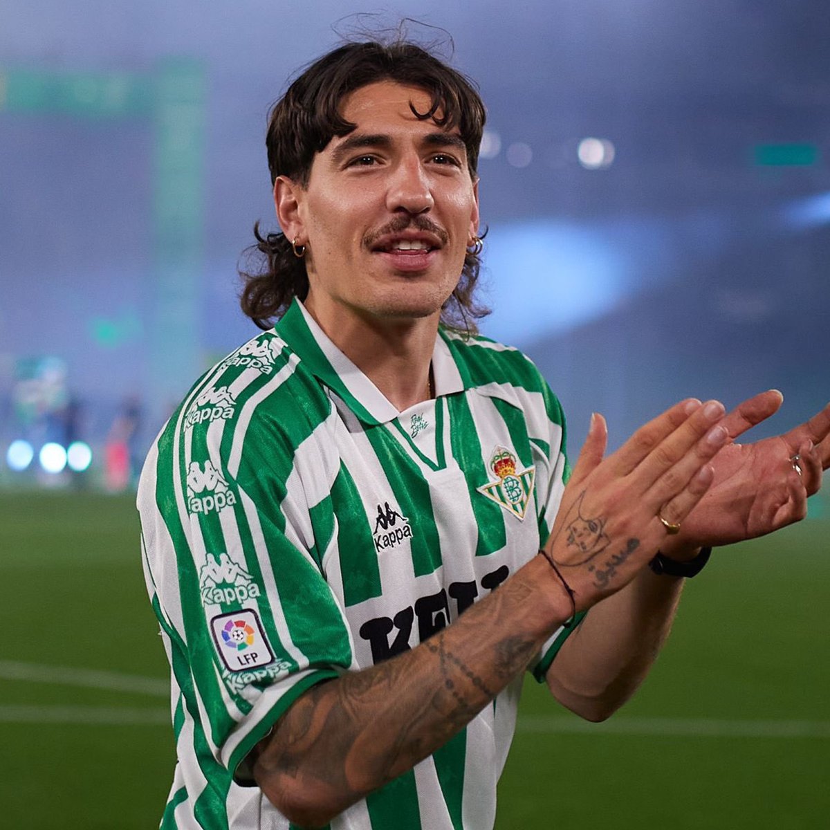 clem_reporter's tweet photo. La prise de parole géniale de Héctor Bellerín sur l’égalité hommes-femmes dans le football. 👏🏻😍 

« Ce que je veux et ce qui est juste, c’est que nous gagnions tous la même chose, que nous soyons tous aussi professionnels, que nous ayons les mêmes droits et qu’il y ait une égalité.

Comment faire cela ? Je ne le sais pas encore. Ce que je sais, c’est que nous, dans le football masculin, devons être les premiers à aider. Nous avons la plate-forme, les ressources, nous avons parcouru ce chemin parce qu’elles n’ont pas pu le faire. 

Nous devons prendre nos responsabilités : les clubs, les entités, les grandes ligues… Nous avons un pouvoir très fort. »

(via @La_SER)